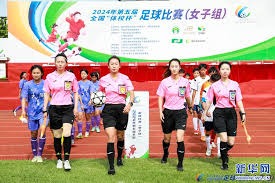 足球如何在战争阴霾中带来希望与团结